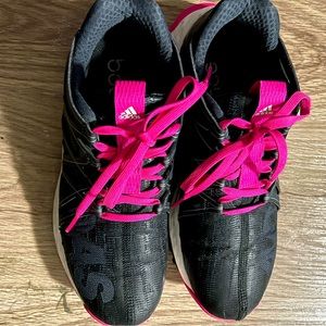 Women grey hot pink laces Adidas bounce sneaker